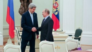 El presidente ruso, Vladimir Putin saluda a la secretaria de Estado, John Kerry antes de las reuniones en el Kremlin el 15 de diciembre de 2015. (Departamento de Estado foto)