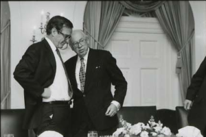 Poi - Vice Presidente George HW Bush con il direttore della CIA William Casey alla Casa Bianca l'11 febbraio 1981. (Photo credit: Reagan Library)