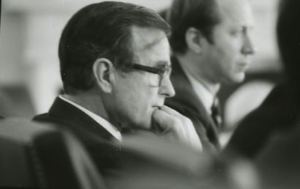 Poi, il vicepresidente George HW Bush in un incontro alla Casa Bianca il 12 febbraio 1981. (Photo credit: Reagan Library)