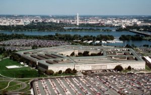 Pentagon, likulu la US Defense Department, monga momwe amawonera Mtsinje wa Potomac ndi Washington, DC, kumbuyo. (Chithunzi cha Defence Department)