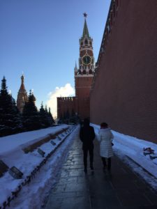 Couple walking along the Kremlin, Dec. 7, 2016. (Photo by Robert Parry)