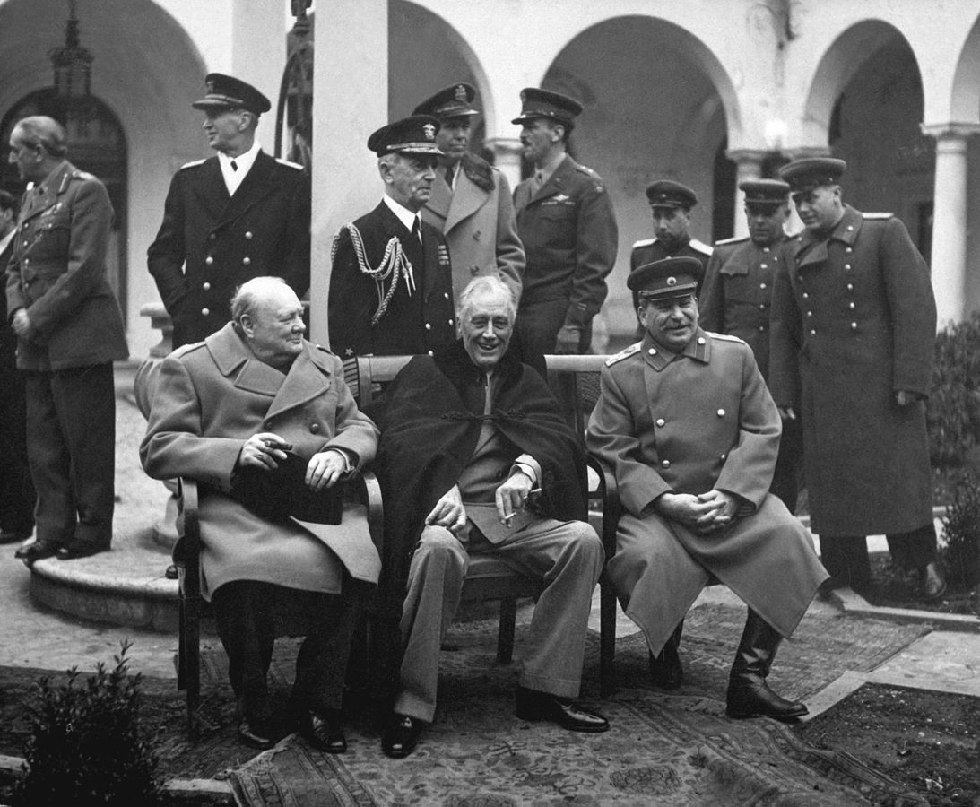 Dirigeants alliés (de gauche à droite) à la Conférence de Yalta, 1945 : Winston Churchill, Franklin D. Roosevelt et Joseph Staline.  (Wikimédia)