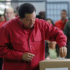 Chavez ịtụ vootu na 2007. (Wikimedia)