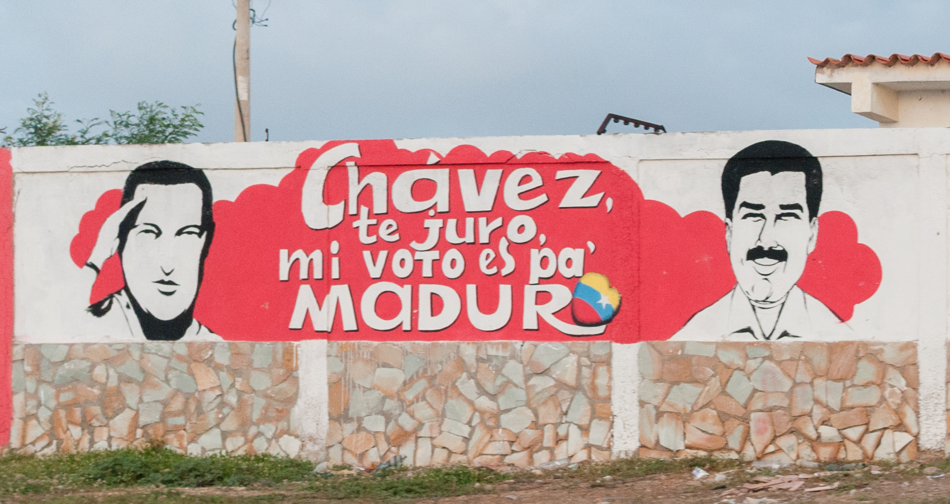 “Chavez, I swear, I will vote for Maduro,” sign on wall in 2013. (Wikimedia)