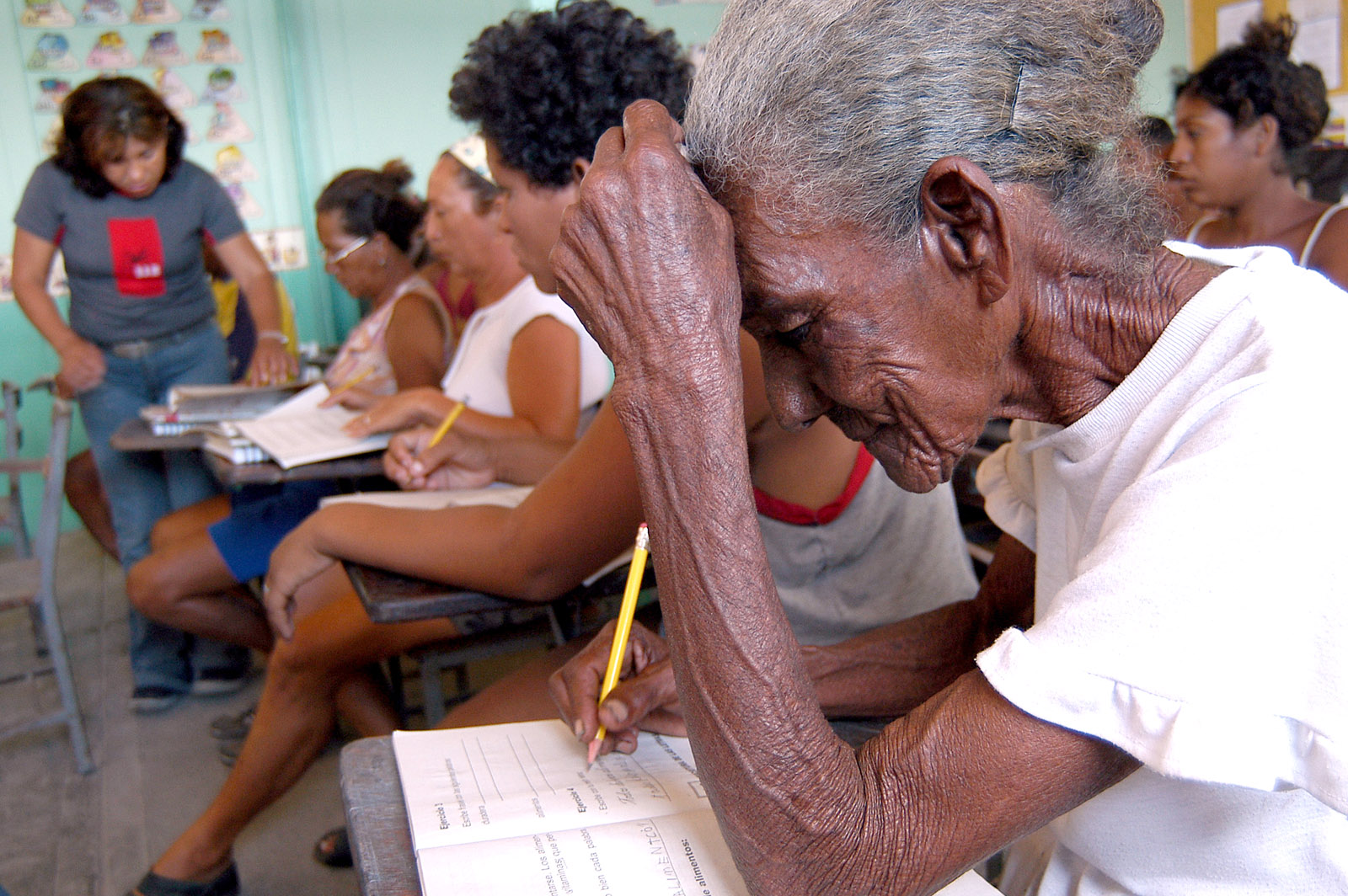 Carmen Vásquez, 85, learning to read and write at the Misión Robinson, Isla Borracha, Anzoátegui, Venezuela,2004. (Franklin Reyes/J.Rebelde via Wikimedia)