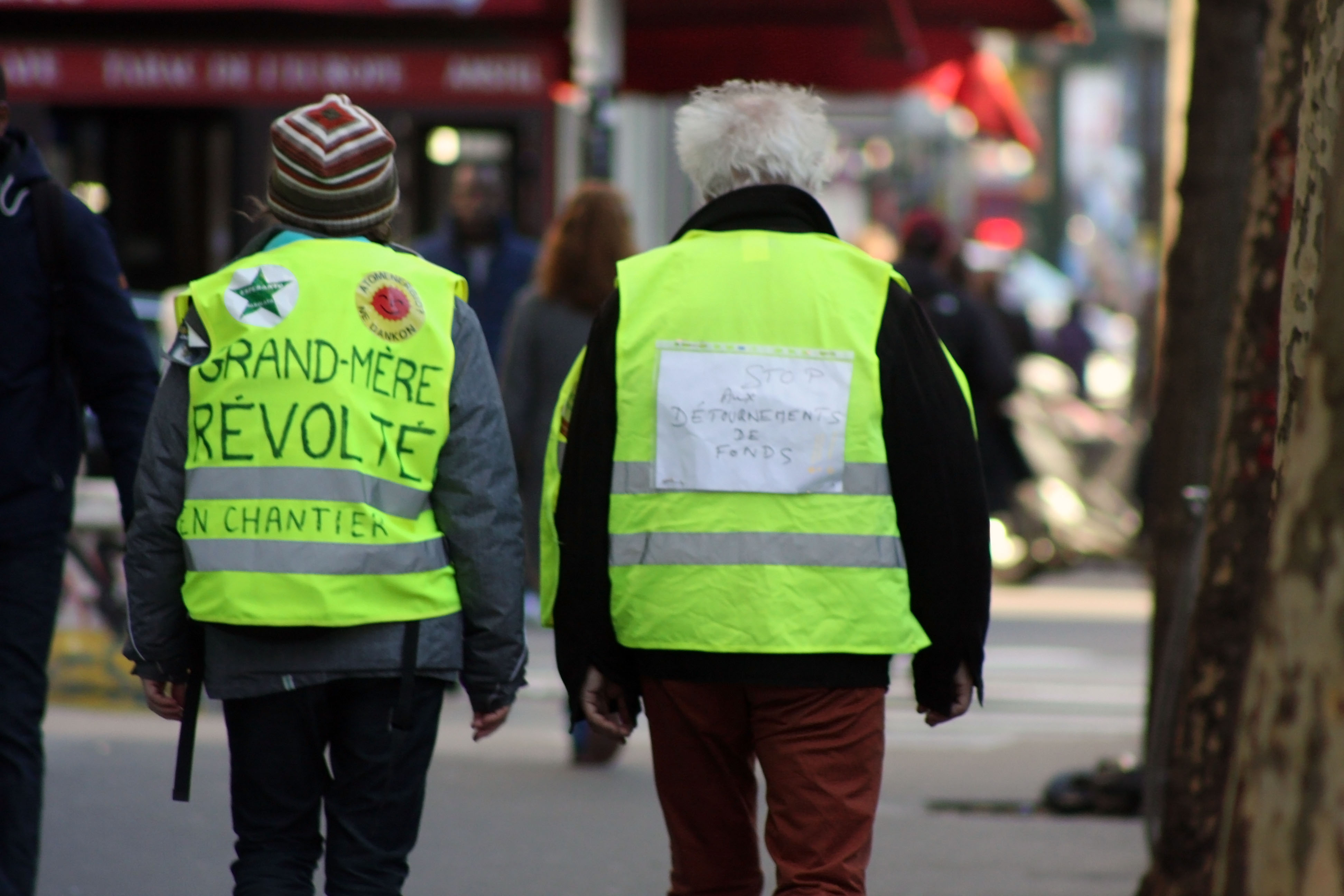 Participants at climate march included a "Revolutionary Grandmother" at left. (Lea Bouchoucha) 