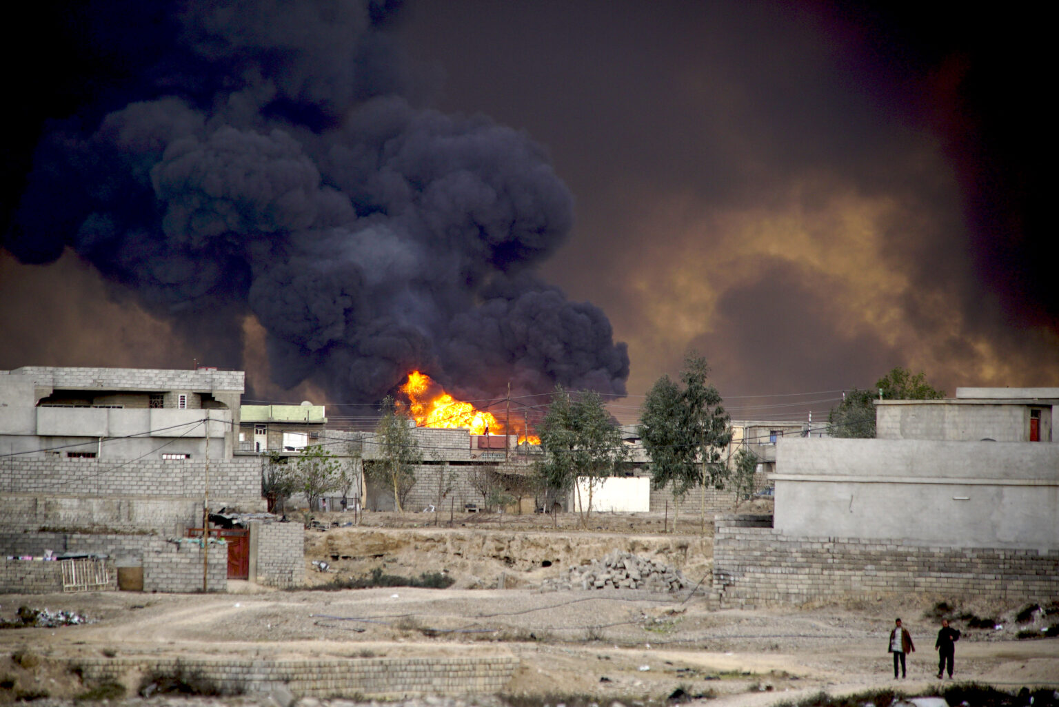 Qayyarah town on fire, in the Mosul District of northern Iraq, Nov. 2016. (Mstyslav Chernov, CC BY-SA 4.0, Wikimedia Commons)