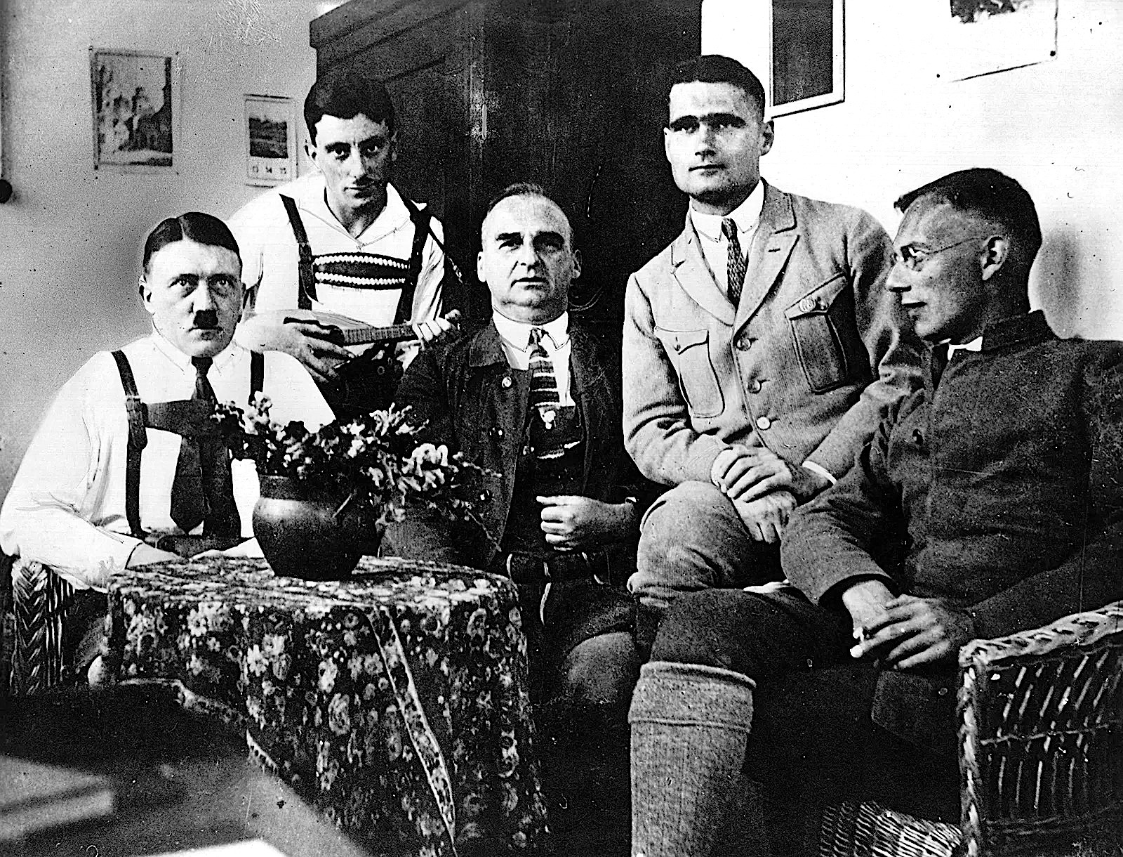 Hitler_Maurice_Kriebel_Hess_Weber_prison_de_Landsberg_en_1924.jpg