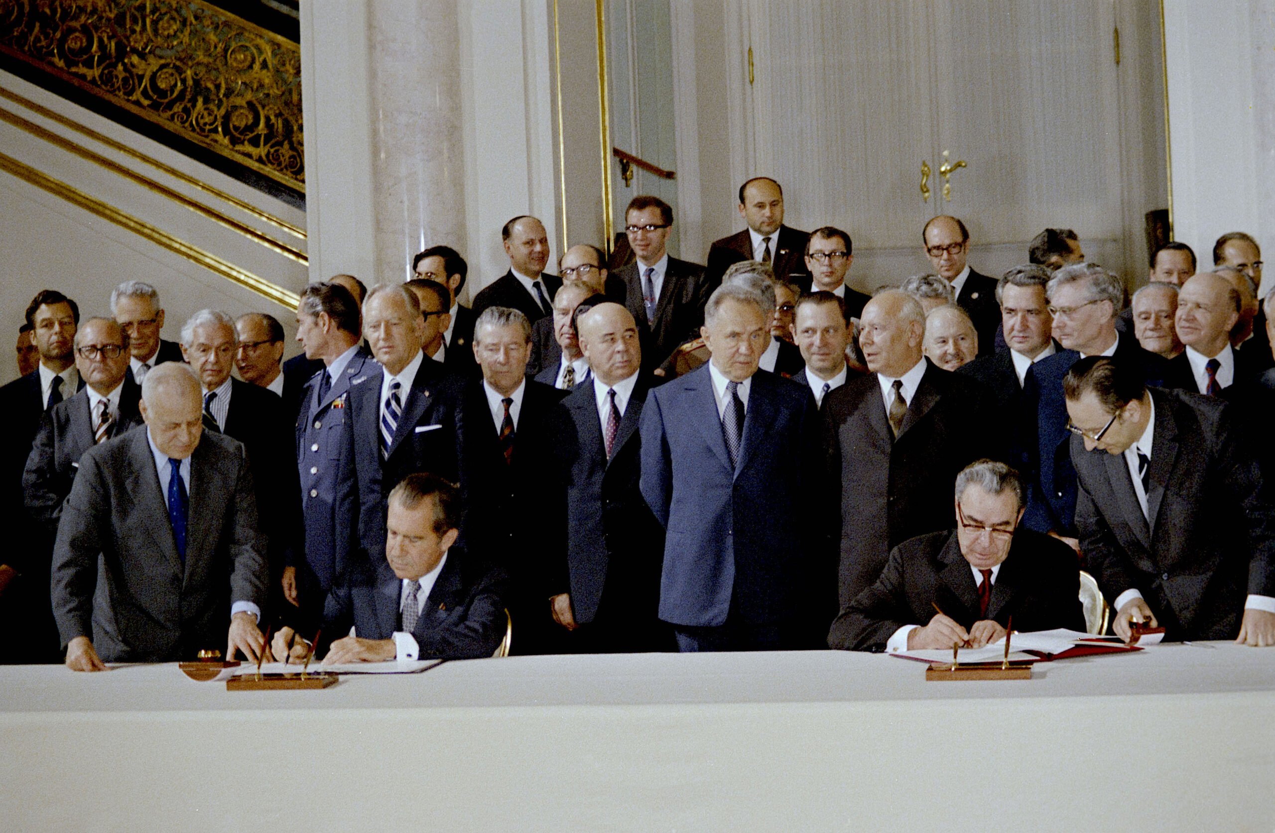 Richard_Nixon_and_Leonid_Brezhnev_sign_ABM_treaty_and_SALT_agreement_in_Moscow-scaled.jpg
