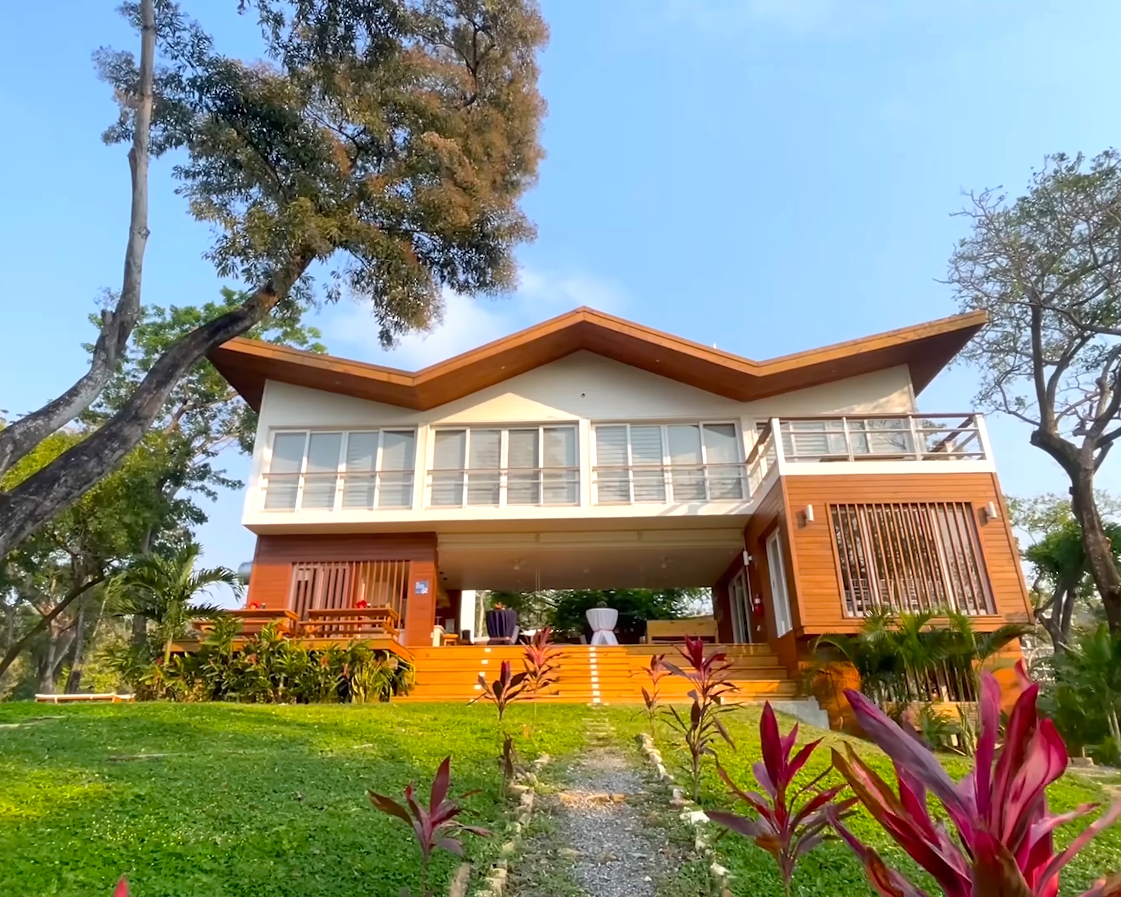 A Neocolonial Billionaire Fantasy in Honduras